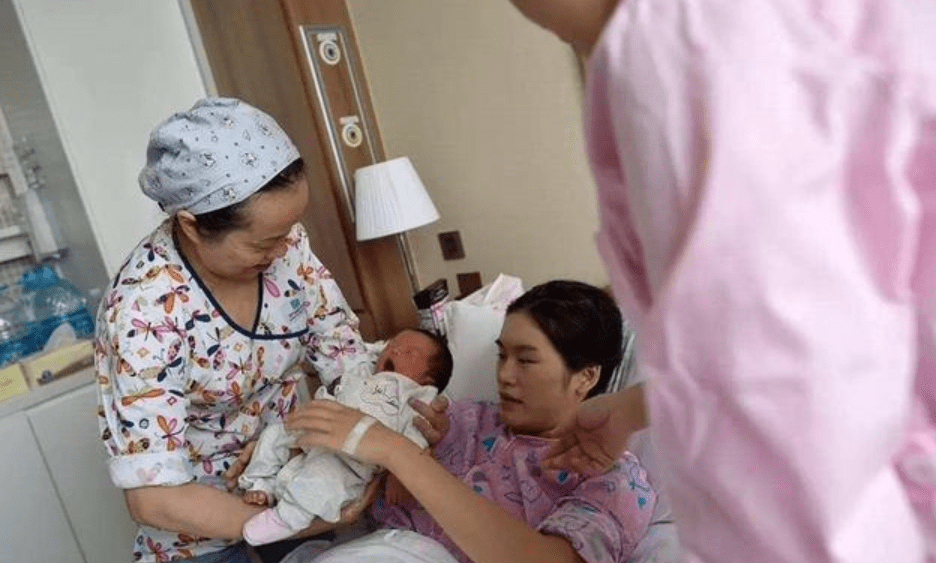 宝宝吃得饱比纯母乳更重要！5个信号说明母乳不足,妈妈要警惕