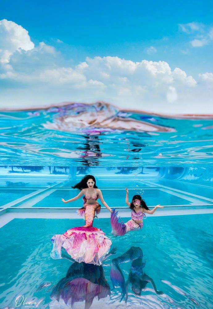 漂亮|董璇晒与女儿美人鱼照,手牵手游泳超有爱,小酒窝水中翻转360度