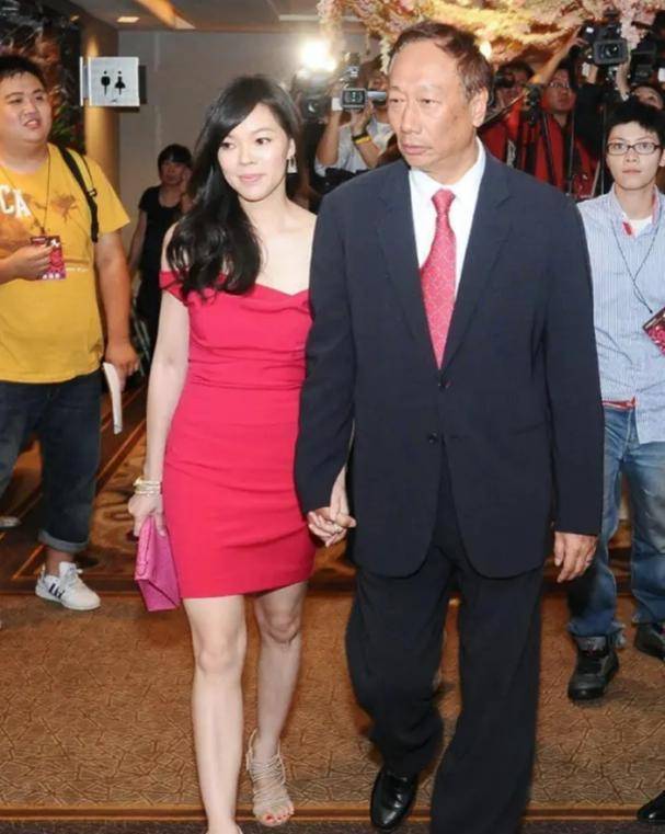 生活 刘真追悼会首天，不收花篮只收礼金，众星悼念不见豪门闺蜜曾馨莹