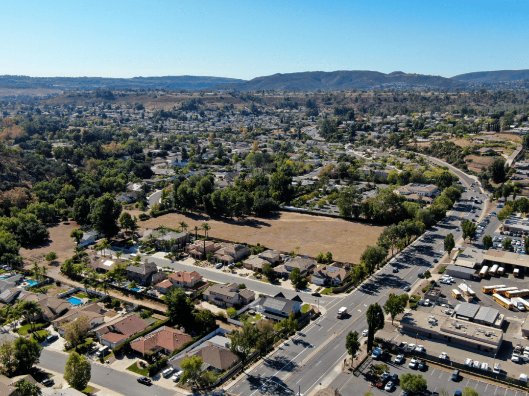 从政府举措来看,美国从来没有提出过郊区化发展的战略目标,而是致力于