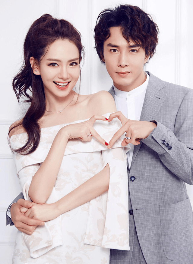 戚薇夫妇合体拍写真好甜造型前卫大胆咬老公手指眼神太撩人
