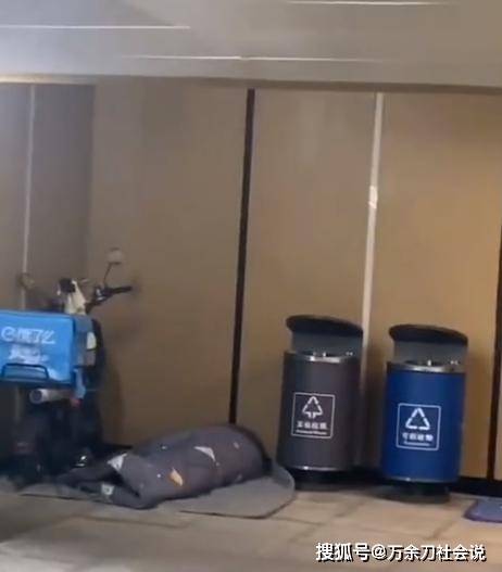 原创生活不易！广东外卖员担心疫情封村自带被褥，深夜街边打地铺睡觉