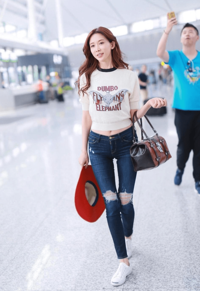 林志玲结婚有了阔太范穿一身皮装配金色靴子气场都变不一样了