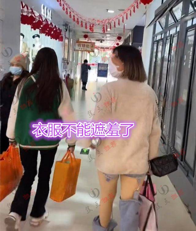 网友 不如不穿！广西女子逛街裤腿掉地上，网友：如果是我女儿就打死她