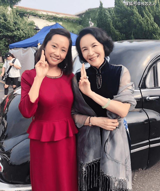 晓英 宋晓英越老越洋气，穿黑裙涂红唇还挂3条珍珠项链，美成优雅贵妇