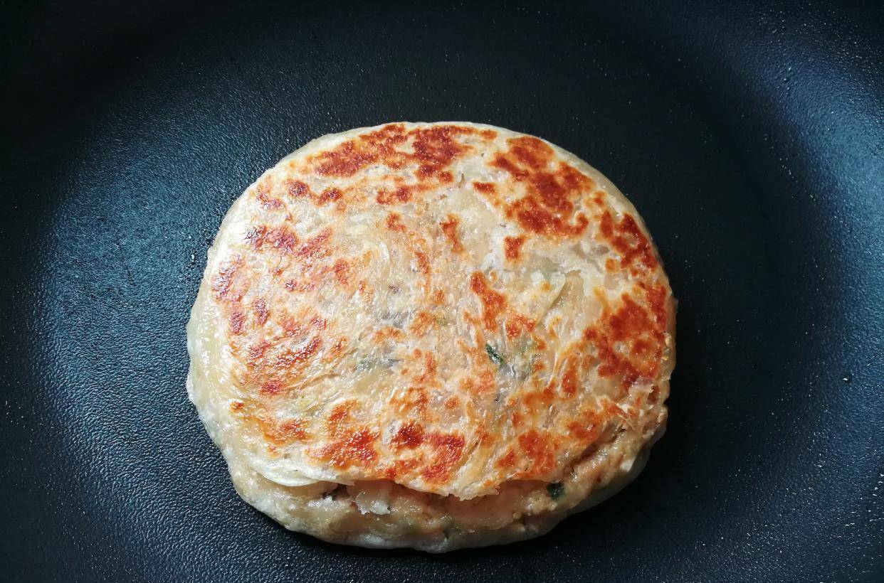 茭白|冬天早餐就爱吃这饼，不和面不擀面，皮薄馅大，1次吃2个真过瘾