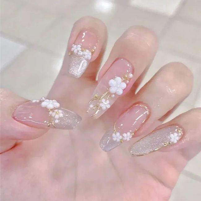 花瓣做了这款美甲，我一天换十个道具拍照