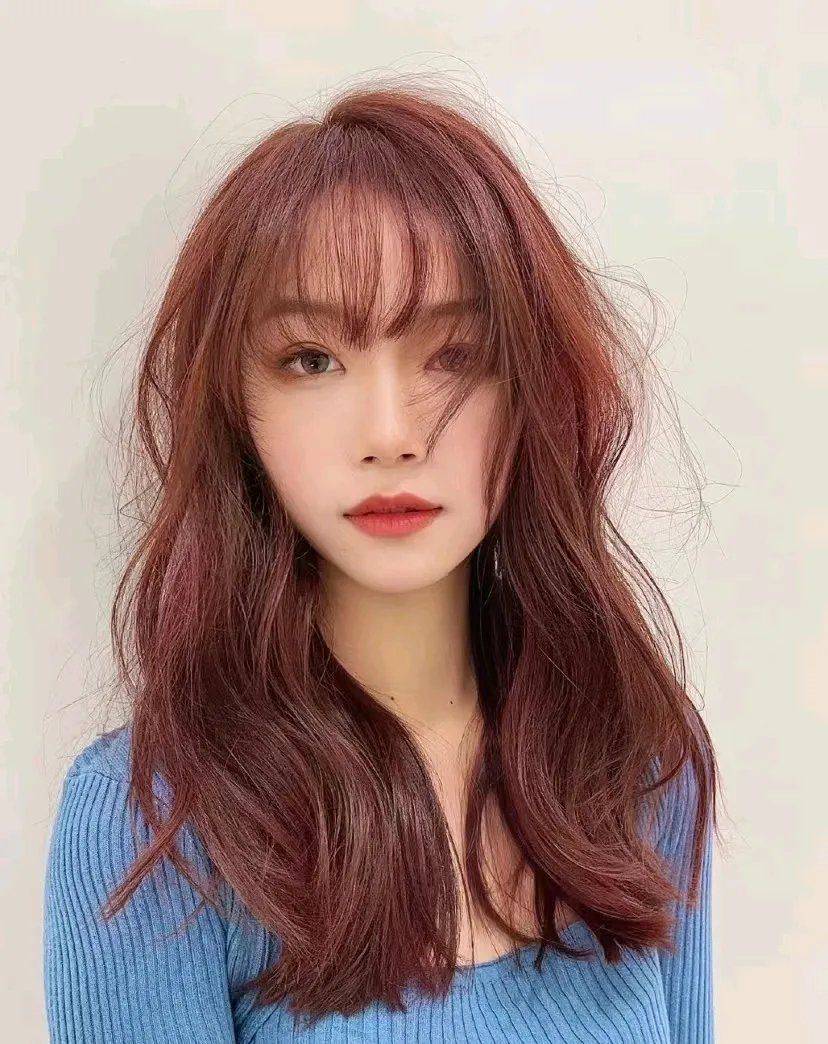 发型白发阿姨做纹理短发,年轻女生做狼尾发型,效果都很美