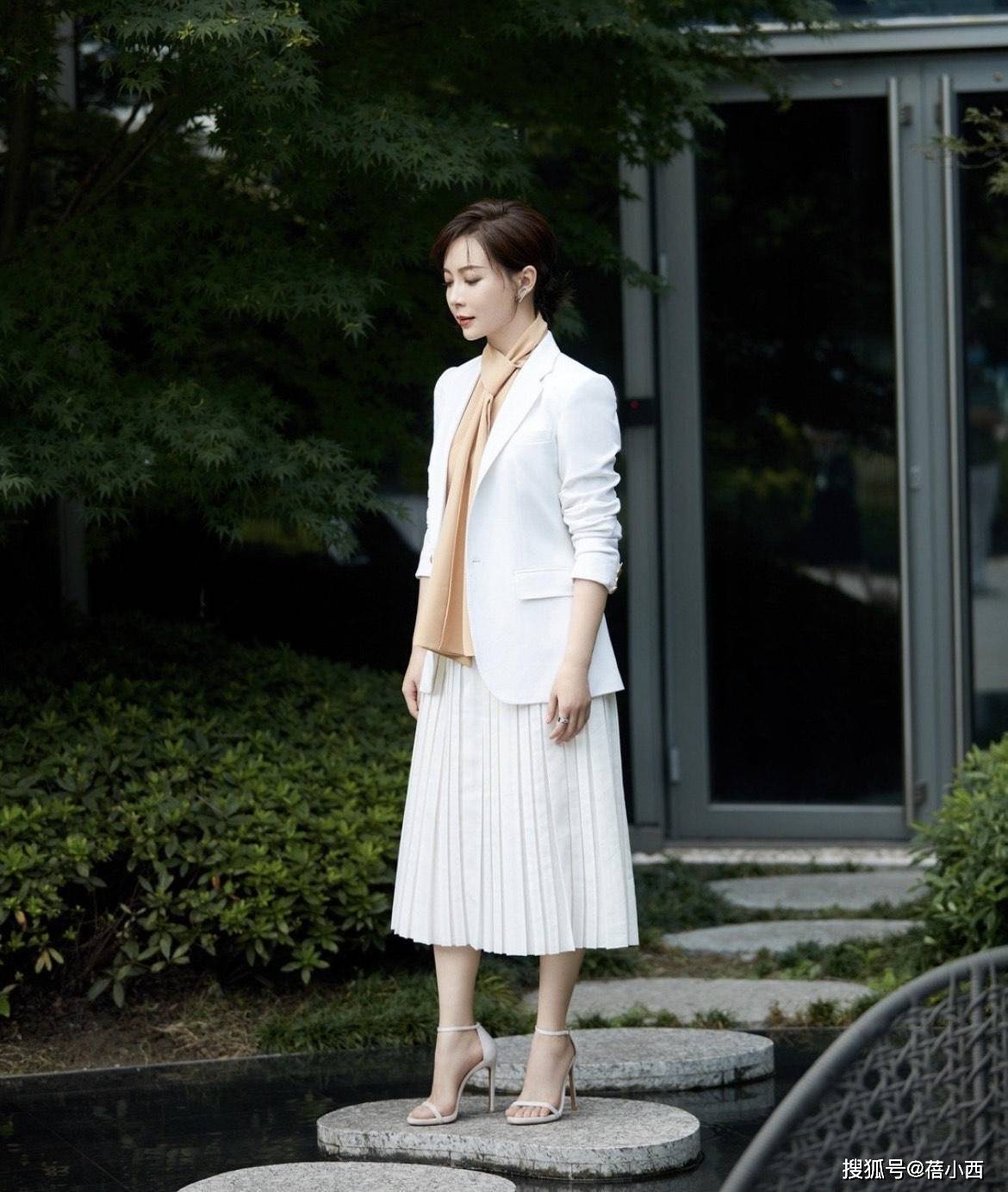 颜色 “陈数”的私服太高级了，穿军绿色大衣走机场，40+女人可照搬