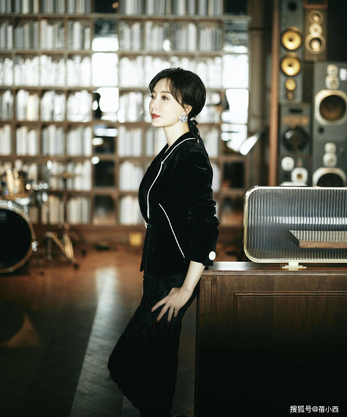 颜色 “陈数”的私服太高级了，穿军绿色大衣走机场，40+女人可照搬