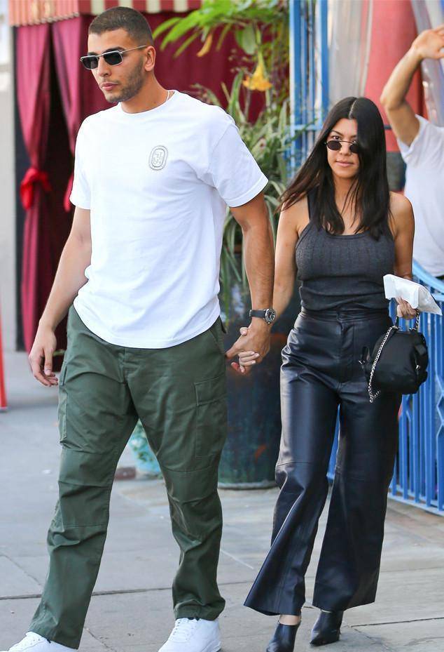 原创肯豆巴黎尬遇大姐前男友满脸笑容对看一秒钟目光迅速转向他人