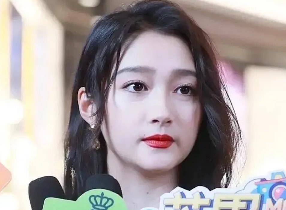 关孝|关晓彤鼻子大变样,网友在线质疑她动手脚,推荐美食上热搜又翻车