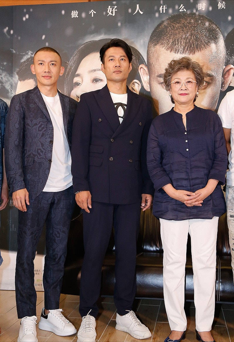 宋春丽很自然的优雅,70岁满头白发出镜,气质端庄有老人真实感!