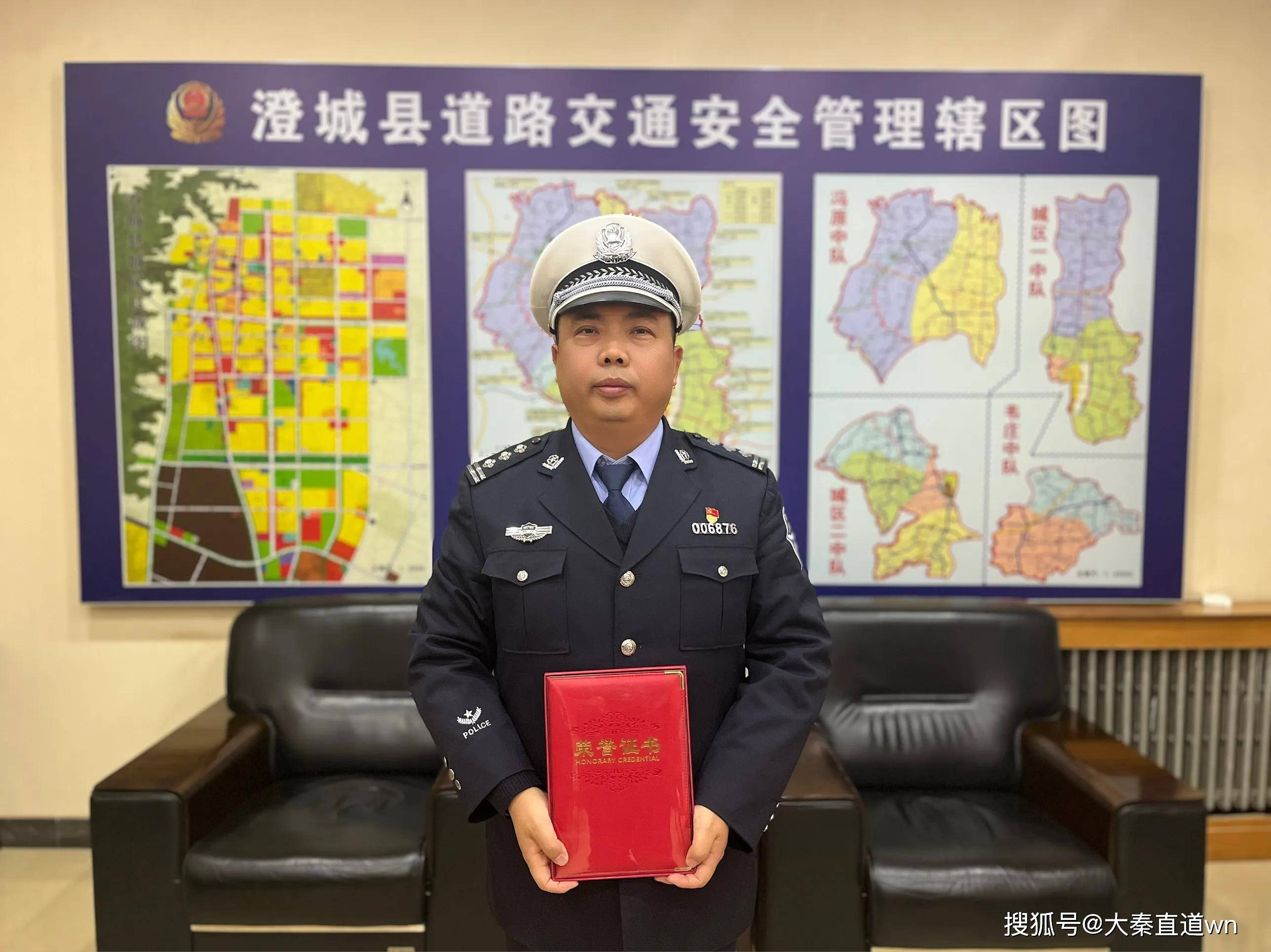 暖警心鼓斗志渭南市公安局交警支队开展送奖到基层活动