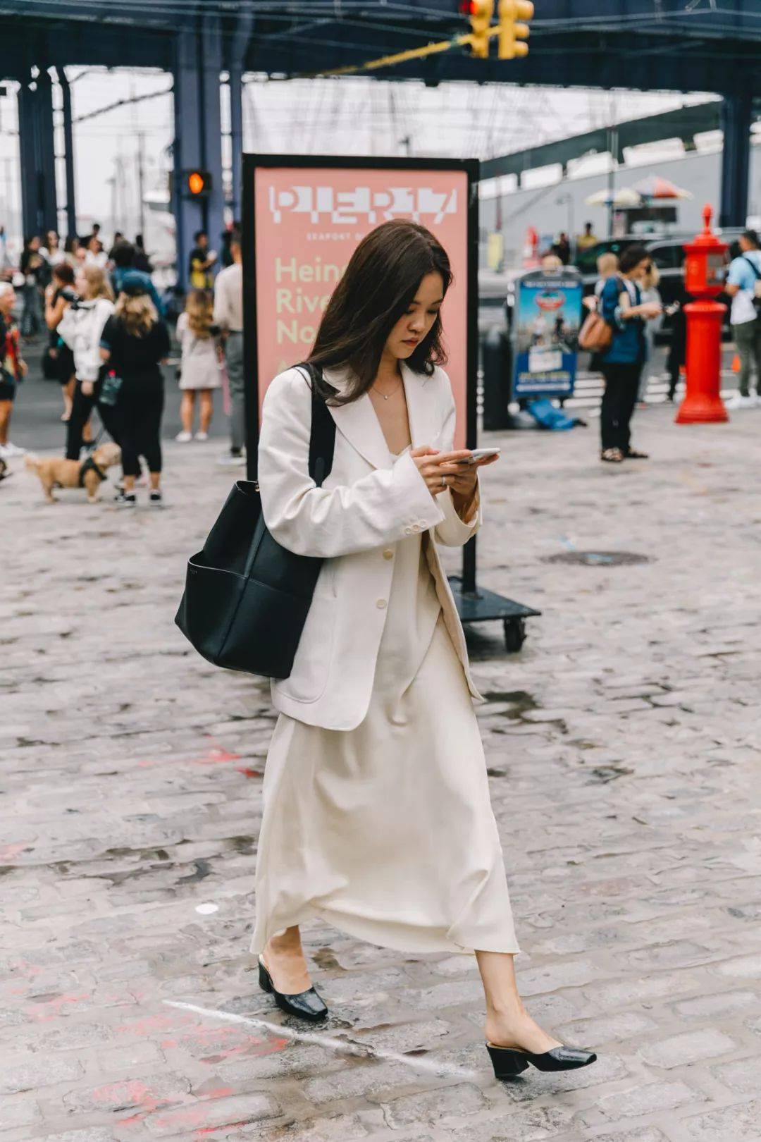 卫衣 秋季想用西装穿出好气质，挑对内搭是关键点，这么搭配温暖又时髦