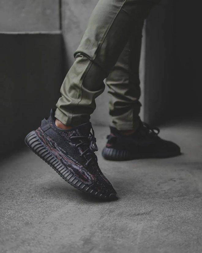 图案黑椰子yyds！Yeezy 350「黑虎纹」限定发售，明天正式开抢！