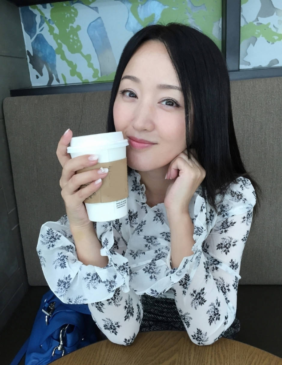 杨钰莹48岁了还是不服老,穿粉色碎花裙甜美优雅,长发披肩好温柔