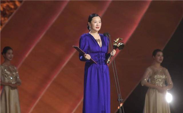 好身材 影后咏梅真是人间好身材，穿虞姬液体裙新造型，50岁丝毫不见老