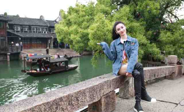 身材 张柏芝到了阿姨的年纪，去旅游穿得像大学生，女团气质真显嫩