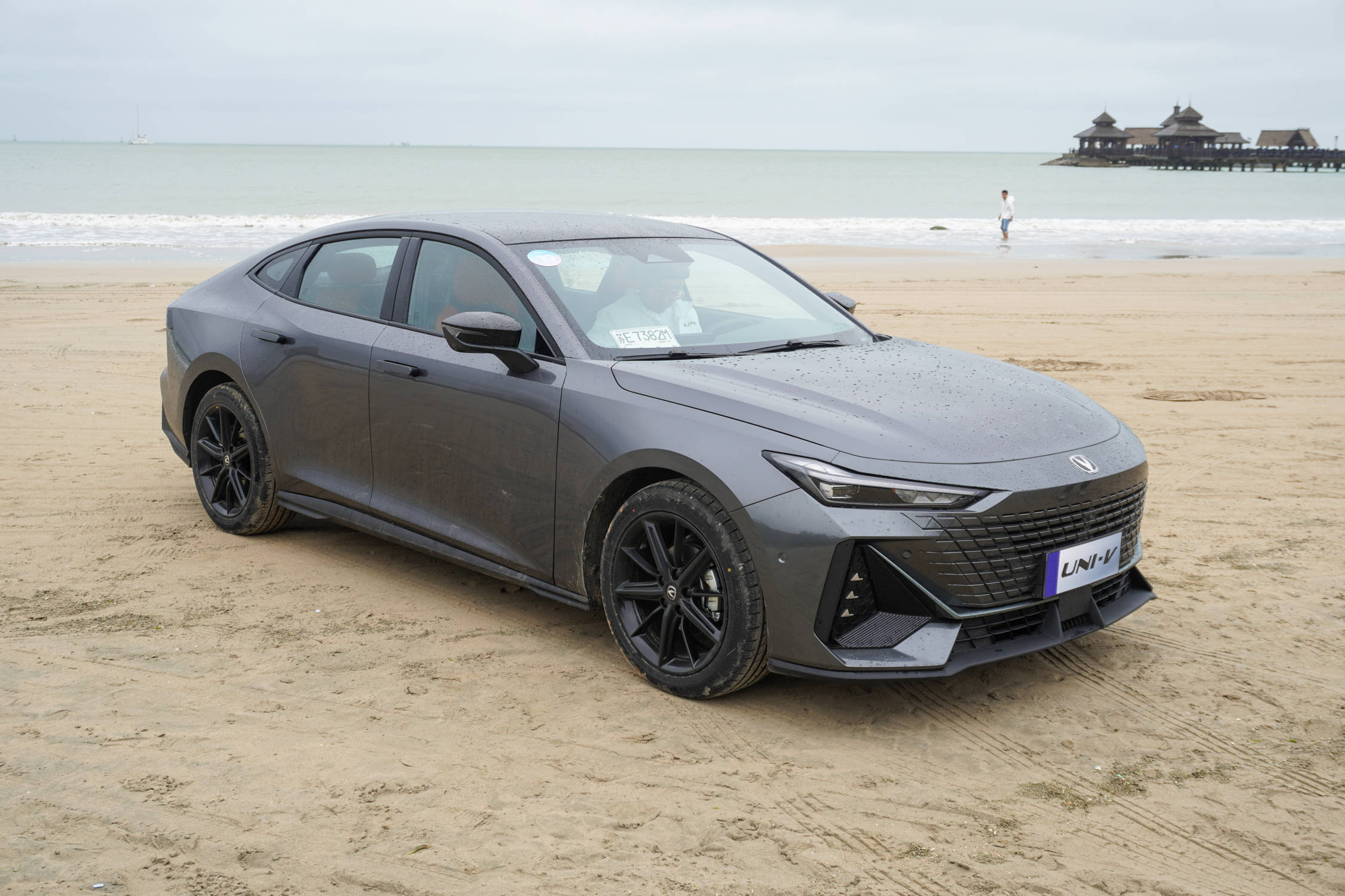 长安univ实拍解析配电动尾翼排气声浪72秒破百