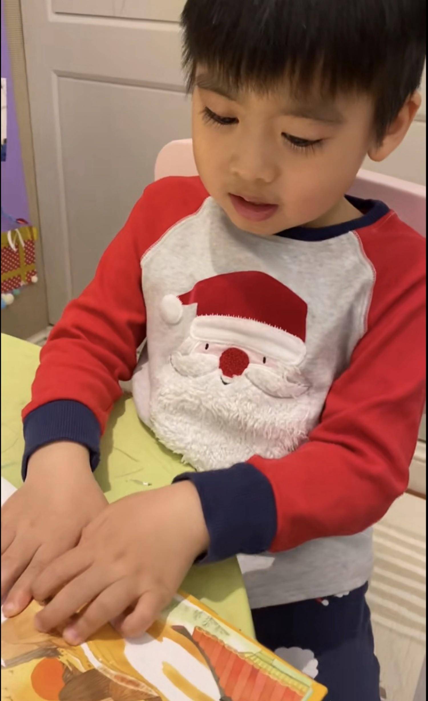 原创林志颖晒双胞胎儿子近照4岁jenson笑容治愈浓密睫毛抢镜十足