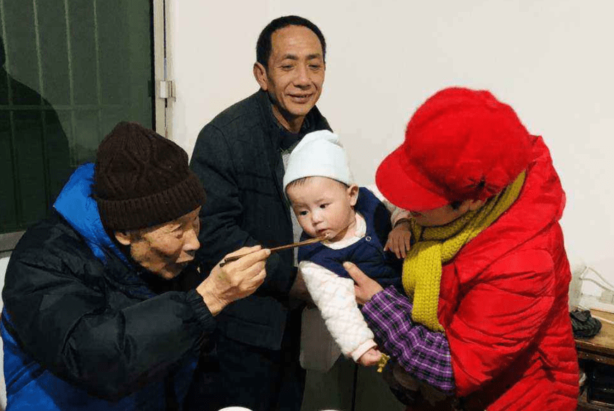 宝宝＂百日开荤＂花样多,别怕孩子馋,＂假吃＂一顿反而更安全