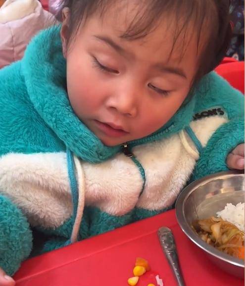 睡眠|湖南女孩幼儿园吃饭直打瞌睡！表情萌化网友：这是下了多少蒙汗药
