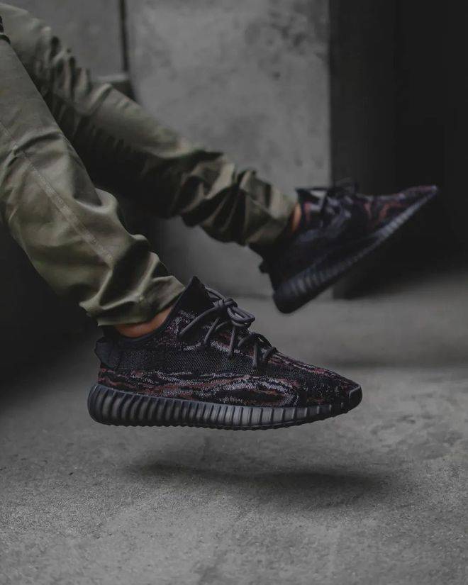 图案黑椰子yyds！Yeezy 350「黑虎纹」限定发售，明天正式开抢！