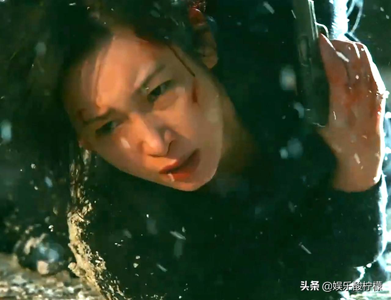 于和伟|71岁的张艺谋，9位实力派演员，《悬崖之上》3处硬伤让人惋惜