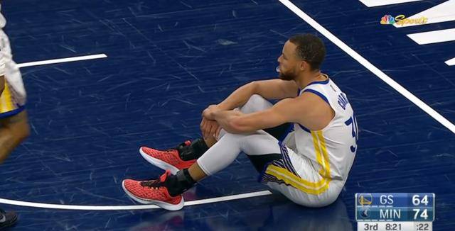 在本节,库里上篮后摔倒在地,库里躺地上好久才起身,可见库里今天真的