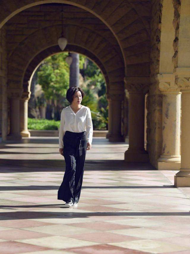 皱纹 刘晓庆机场无修图流出！眼角皱纹明显老态，但穿衣是真的时髦！