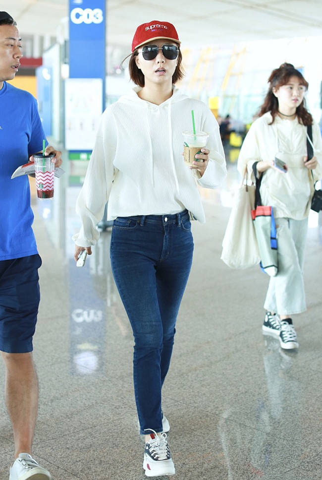 原创王珞丹的小红帽真减龄穿卫衣配牛仔裤清爽活力成秋季穿搭典范