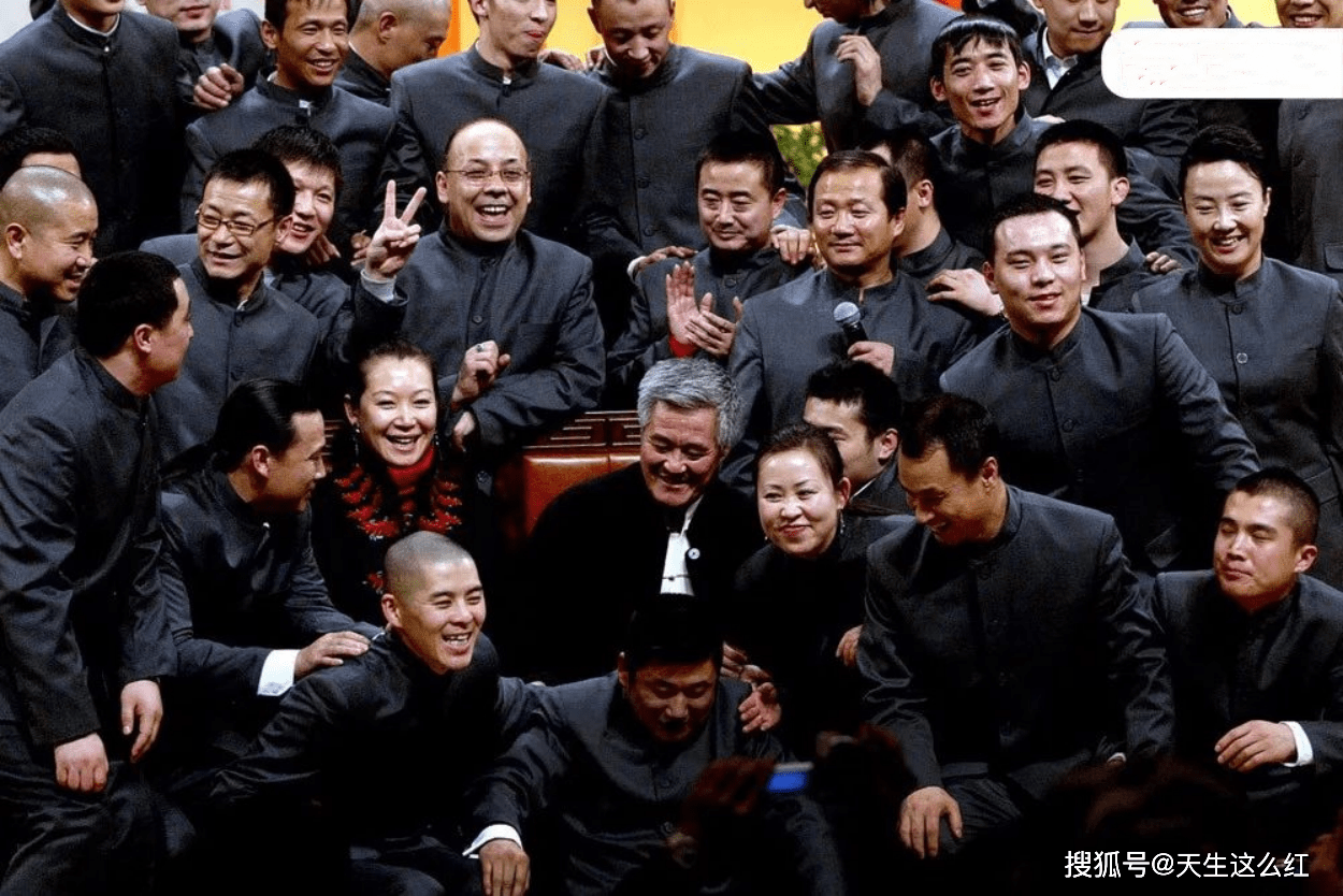 原创赵本山巅峰时黄圣依向他下跪退出江湖后徒子徒孙仍不消停