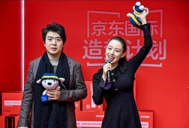 设计|吉娜太爱美了！怀孕后还穿紧身裙秀身材，一脸浓妆与郎朗合奏钢琴