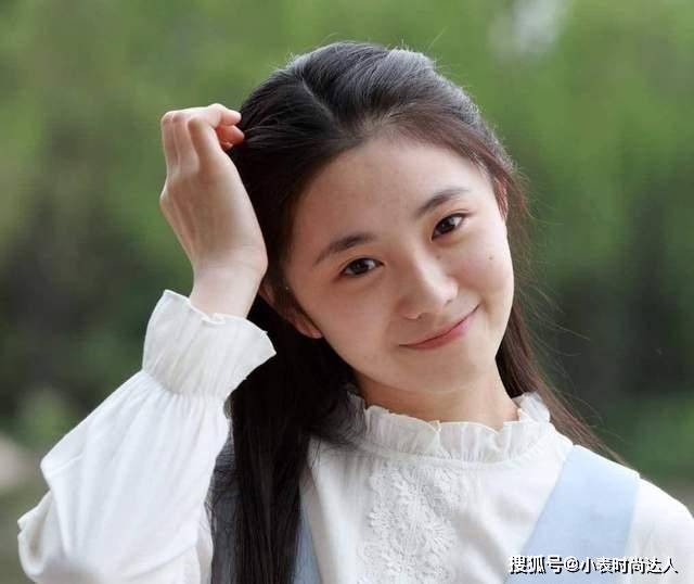 轮廓新任谋女郎背景强悍,晒素颜生图不惧怼脸拍,满满胶原蛋白好清纯