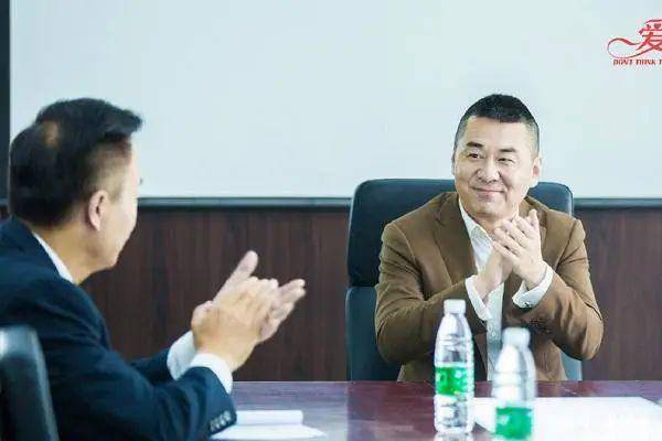 包子|《爱我就别想太多》,一部老少恋的喜剧,看陈建斌和李一桐谈恋爱