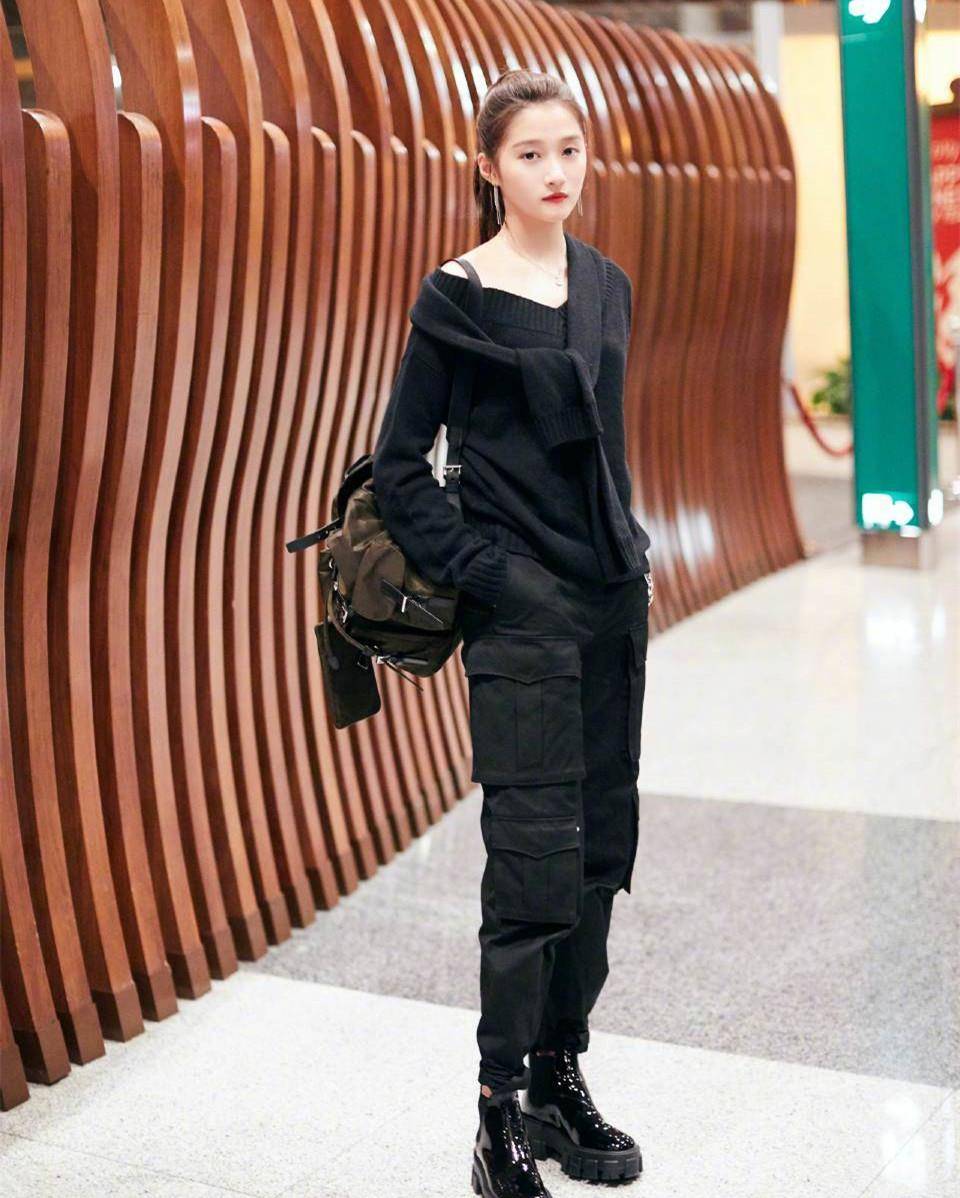 设计 24岁关晓彤同框23岁范宁，同是“国民闺女”，关晓彤的脸太争气