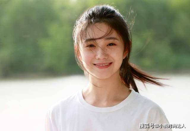 轮廓新任谋女郎背景强悍，晒素颜生图不惧怼脸拍，满满胶原蛋白好清纯