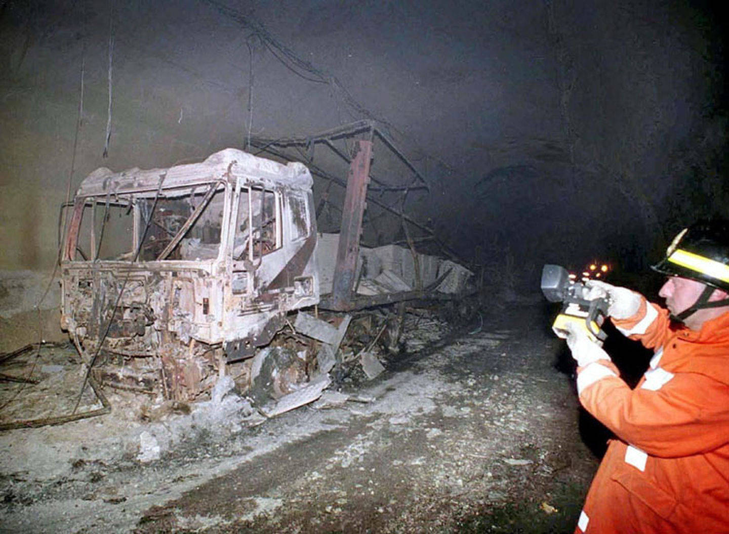 最痛苦的死法:1200度高温53小时烘烤,39人在隧道里化为灰烬_火灾