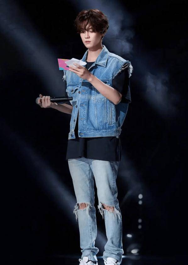 显得 难怪鹿晗总爱留着短发，当他梳起大背头，我终于懂了