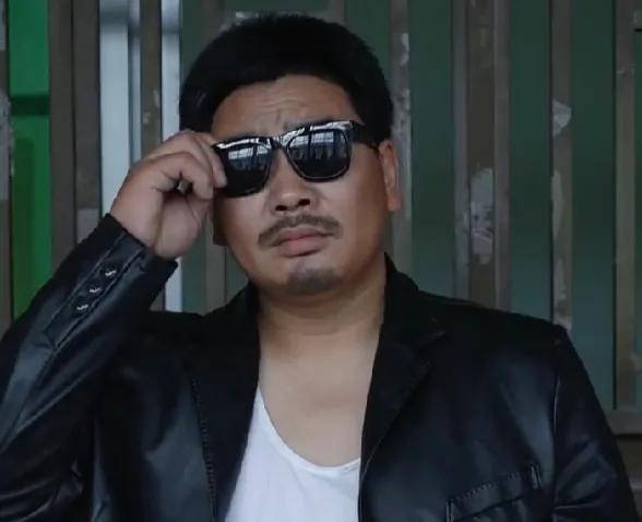 原创河南男子长相酷似吴孟达走红全网造型装饰一番还以为是吴孟达