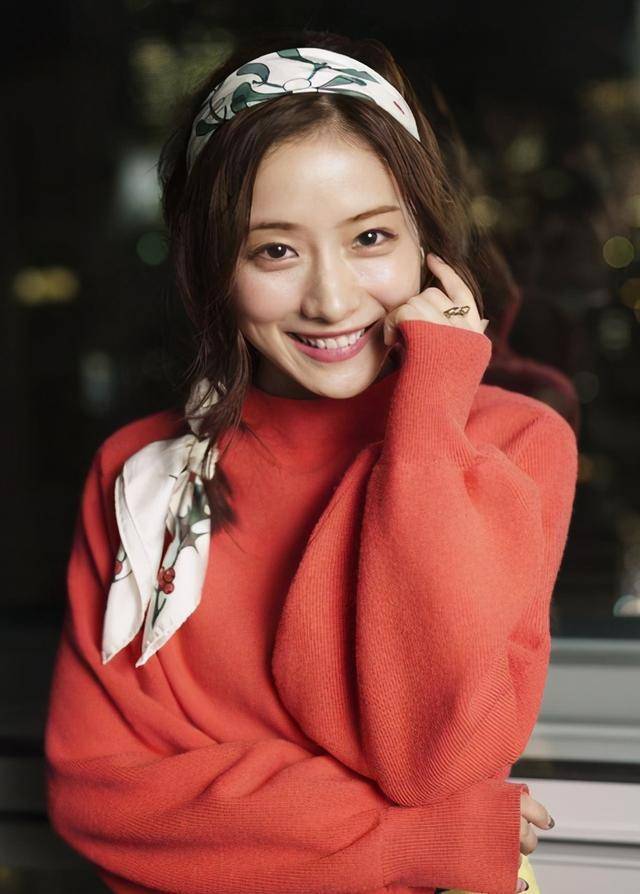 棕色田震越活越年轻,扎双马尾戴草帽状态如少女,54岁还是铿锵玫瑰