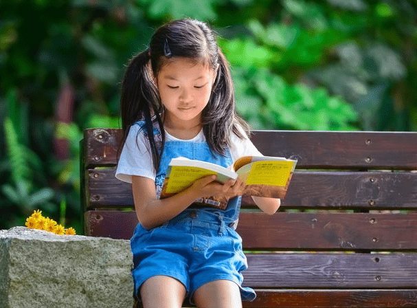 开学季孩子＂扎堆近视＂,未必是爱玩手机,原因要从婴儿时期找起