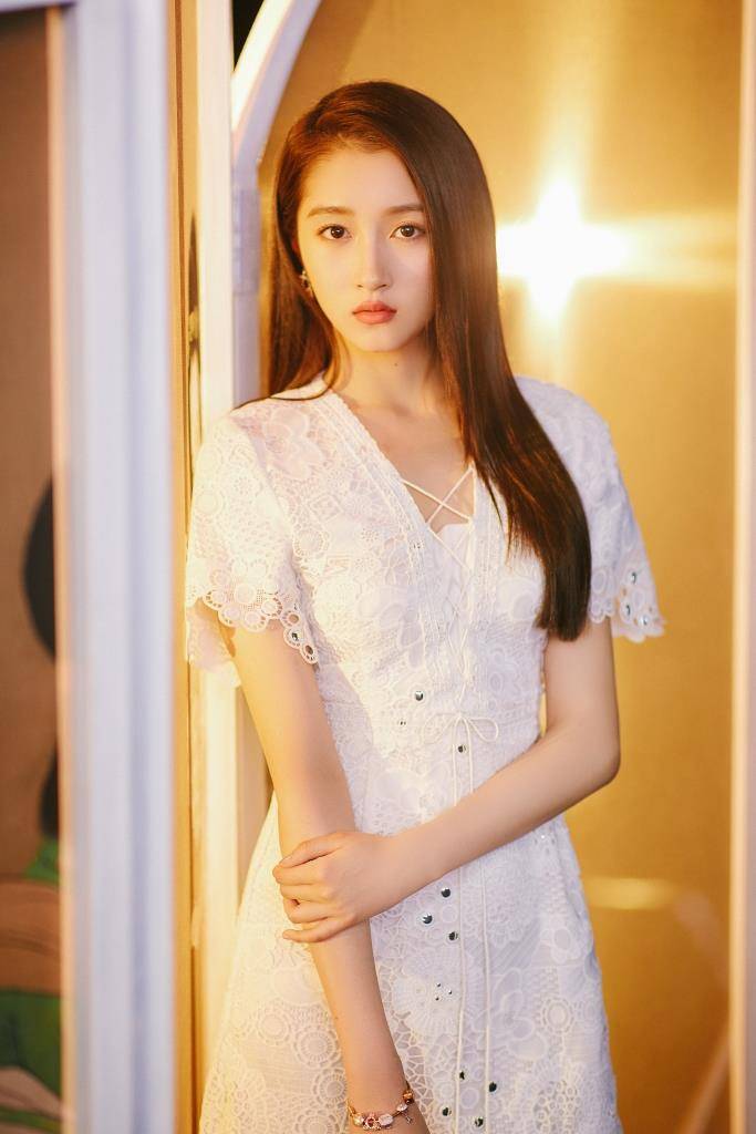 样式 22岁关晓彤终于长开了，穿蕾丝小白裙气质清纯，长直发造型美呆啦