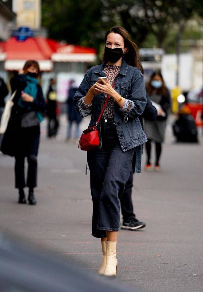 天蓝色 V领针织毛衣+天蓝色直筒牛仔裤+高跟鞋