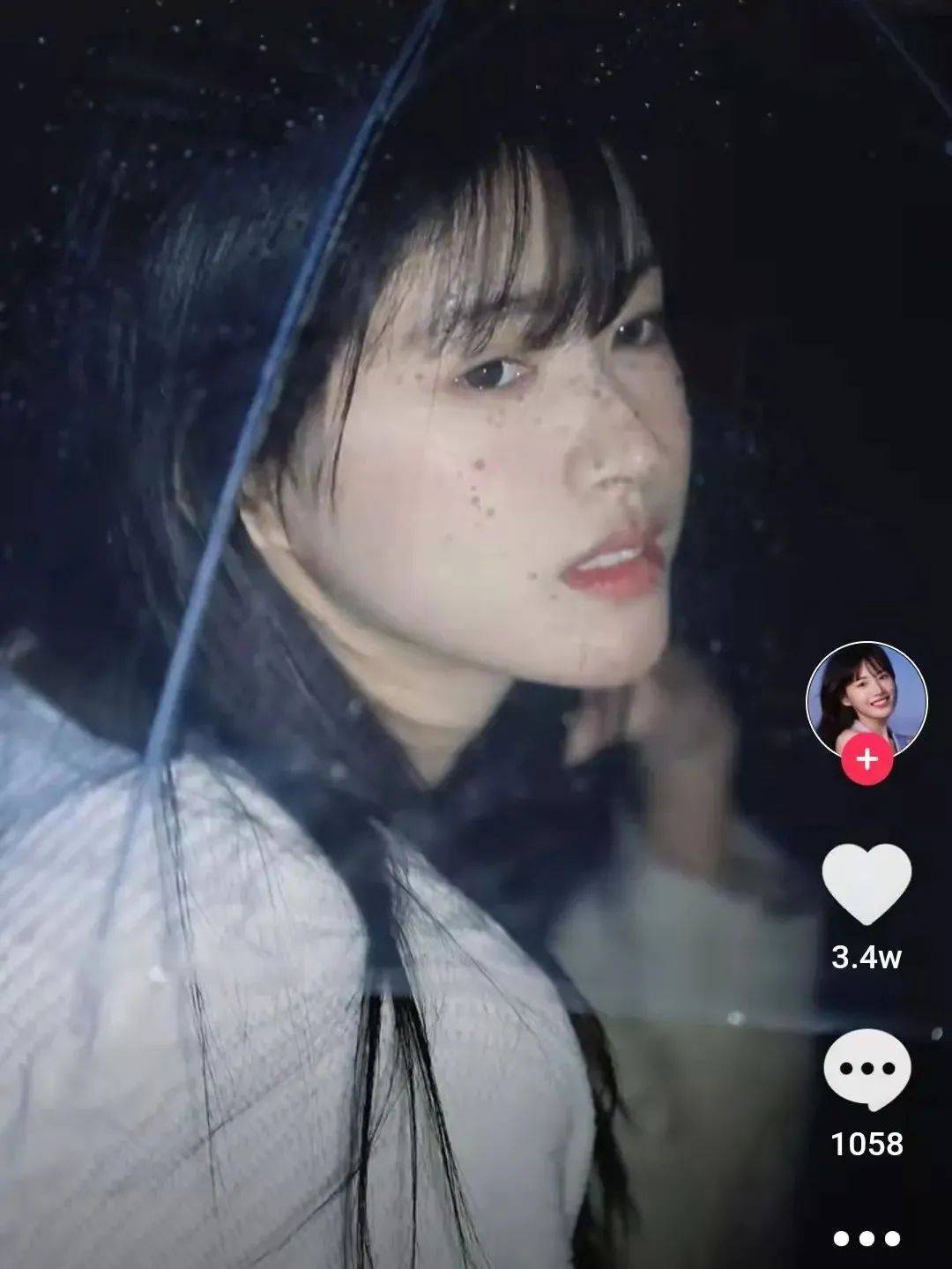 八卦爆料网红圈也出了个淡颜系美女！旧天台随便一拍她就火了？