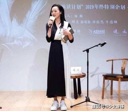 整体 50岁女人想摆脱“大妈感”，学影后咏梅的简约黑白配，太高级了