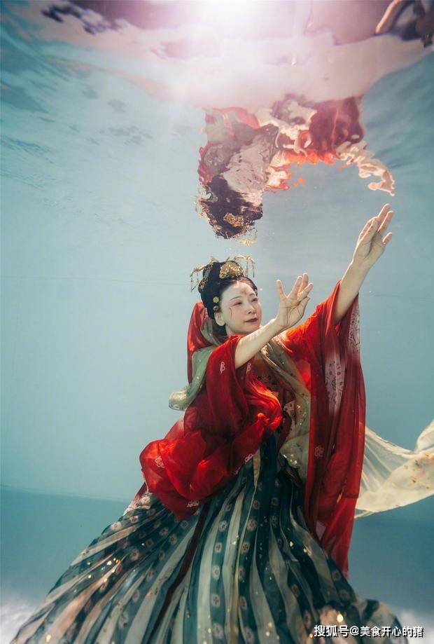 展现的是《霸王别姬》中的失落感,一身素衣在水中韵味十足,眼中带着