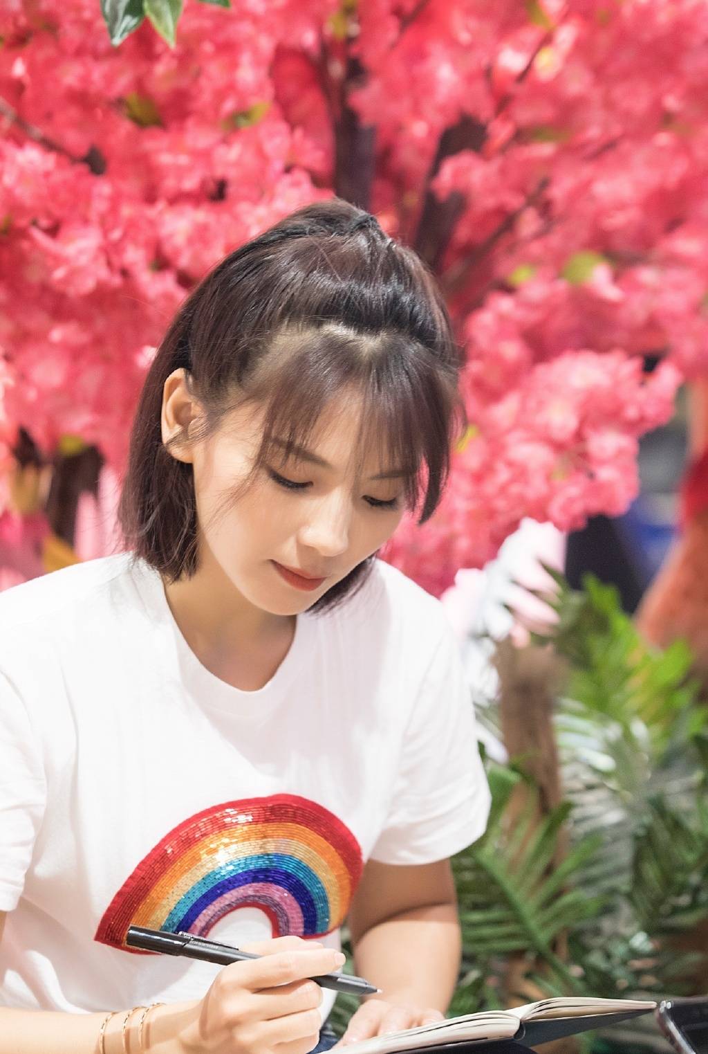 计划 41岁刘涛真美啊！穿紧身亮片裙勾勒出窈窕身材，剪刘海后更温柔了