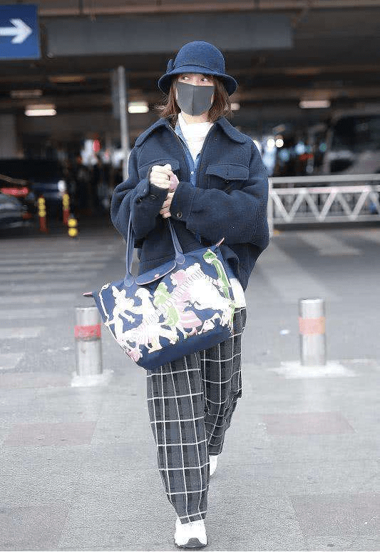 形象 吴昕脸蛋是瘦了不少,但小腿还是挺粗壮的,感觉像是没脚腕